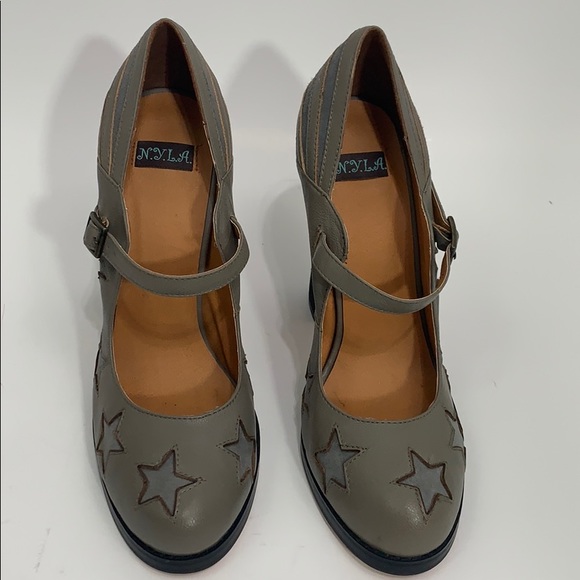 N.Y.L.A. Leather grey Stars and Stripes heels NWOT - Picture 2 of 8